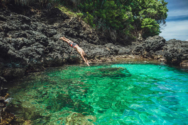 跳入水中的男人