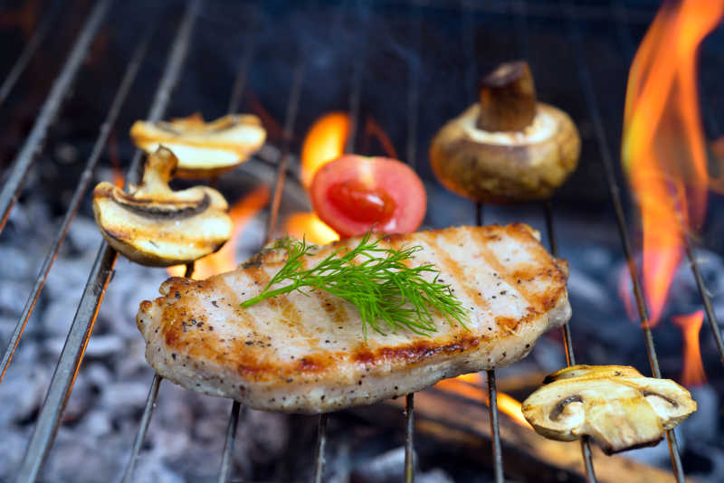 烤盘上好吃的牛排和蘑菇