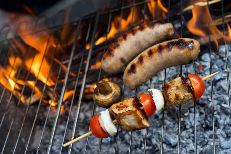 烤架上的什锦烤肉组