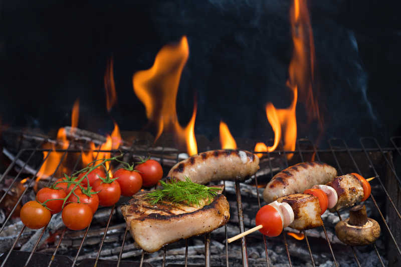 烤盘上的番茄和肉类