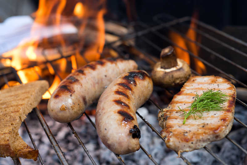 带火焰的烧烤肉组