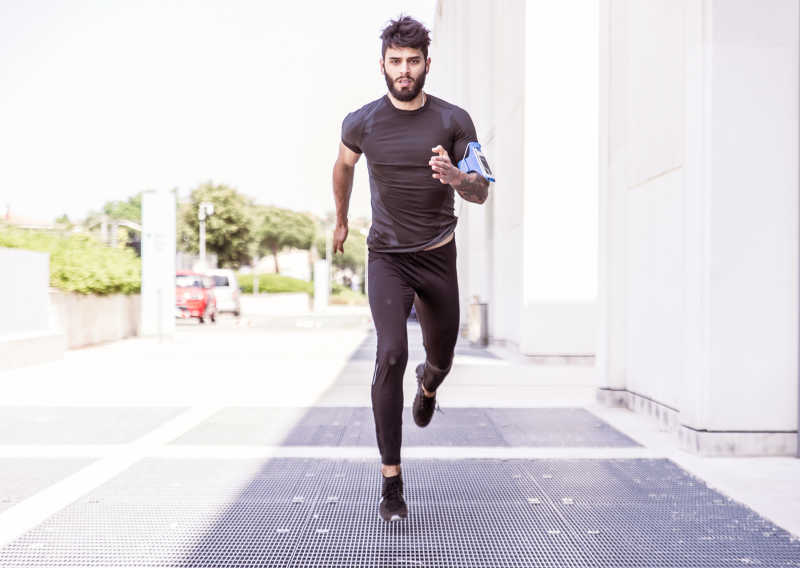 跑步训练的男子