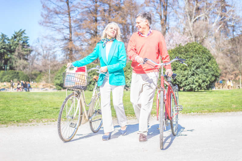 自信车健身的老夫妻