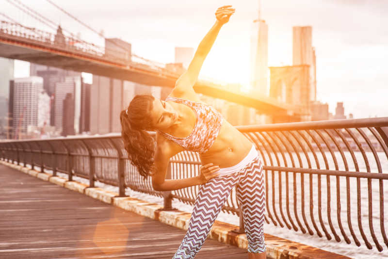 健身运动前的热身伸展运动