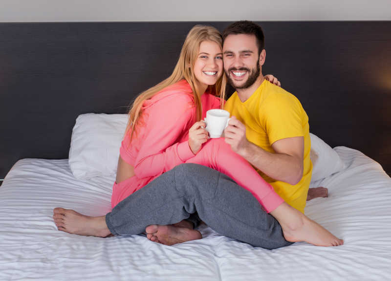 床上喝咖啡的幸福夫妇
