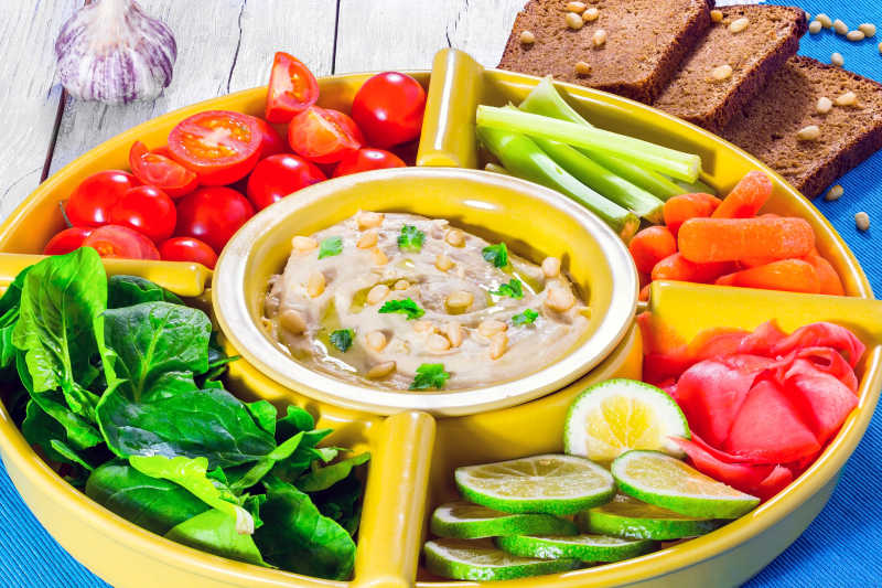 蓝色桌布上的蔬菜色拉