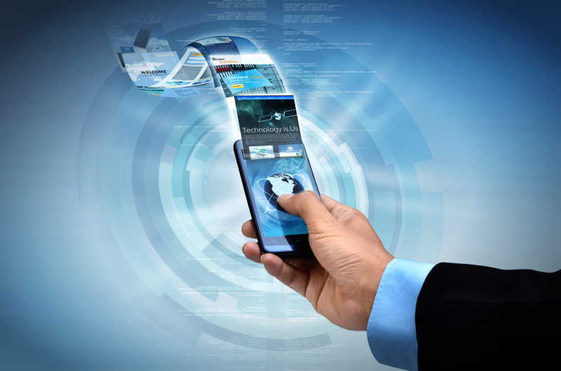 商人通过智能手机上网浏览网站信息