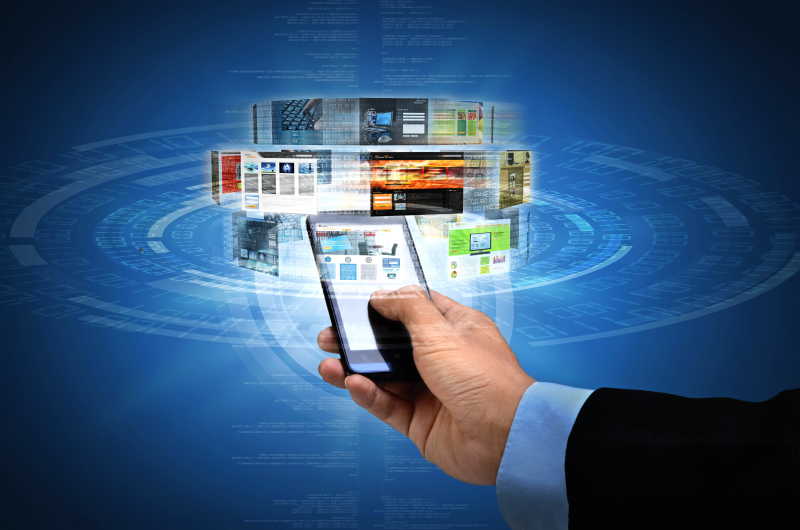 通过智能手机上网浏览信息的商人