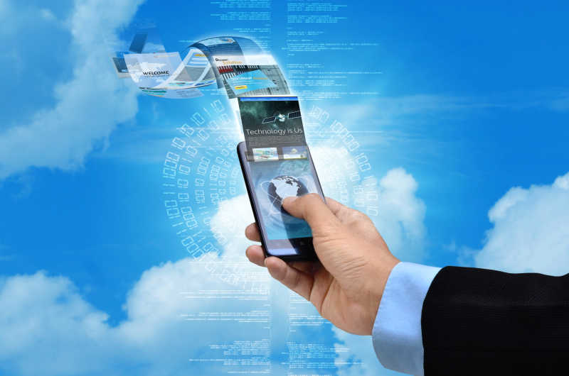 商人通过智能手机上网浏览网站