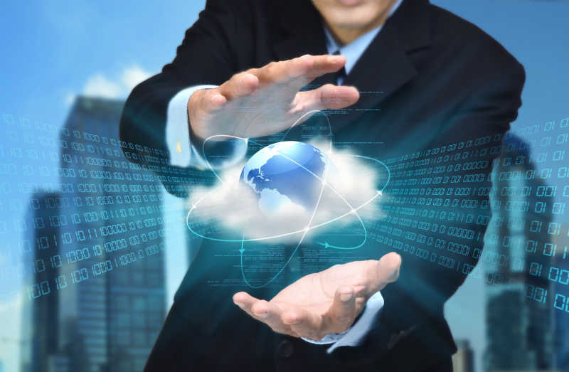 展示云端概念的年轻商人