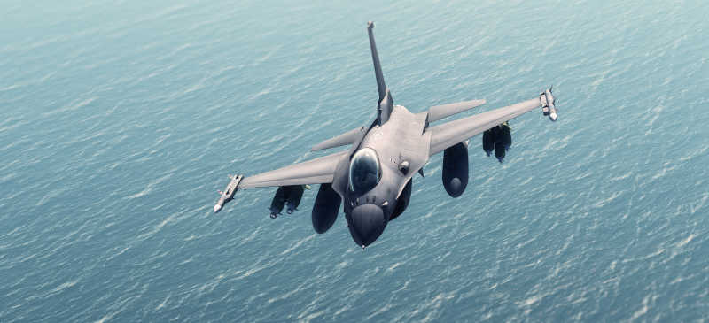 在海上飞翔的战斗机