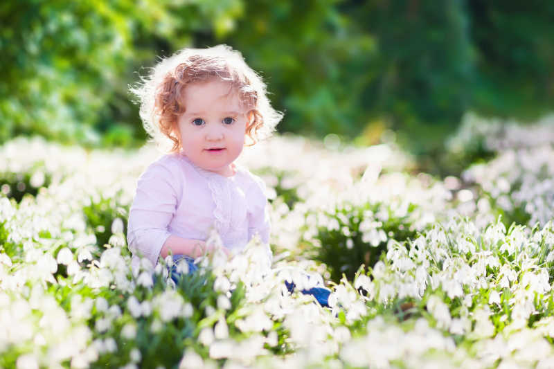 花丛中可爱的小女孩