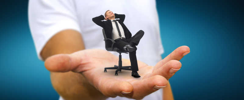 巨大的手掌托举着一个坐在椅子上休息的人