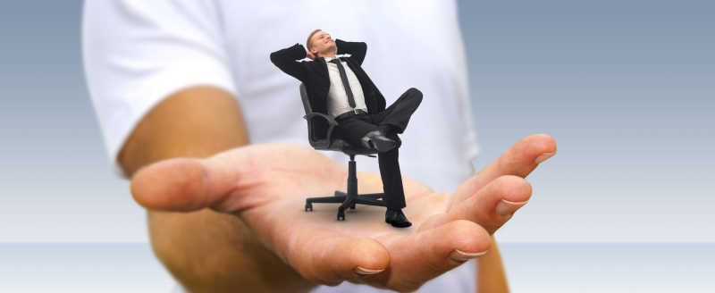 在巨大手掌上休息的人