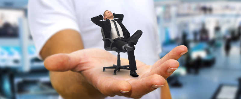 商人躺在巨大的手掌上休息