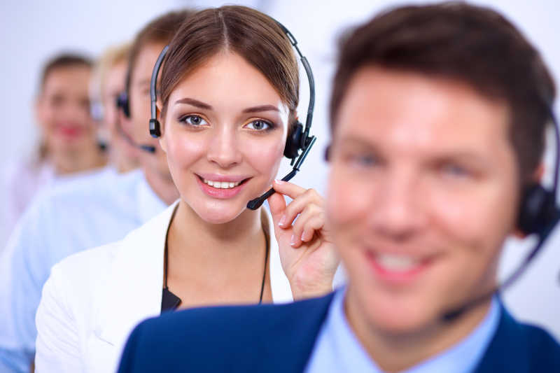 戴着耳麦的女员工和同事