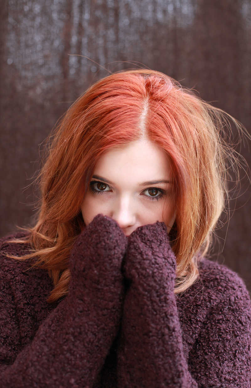 红色头发的时尚女孩