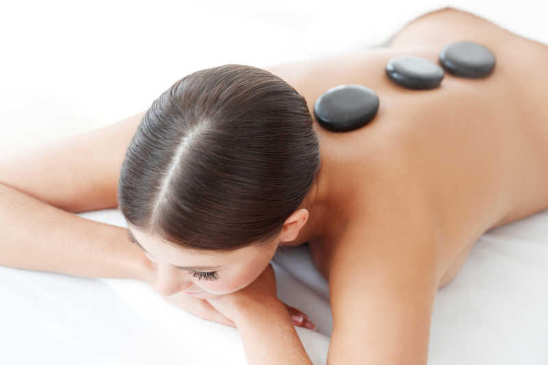 背上有三块按摩石的女子