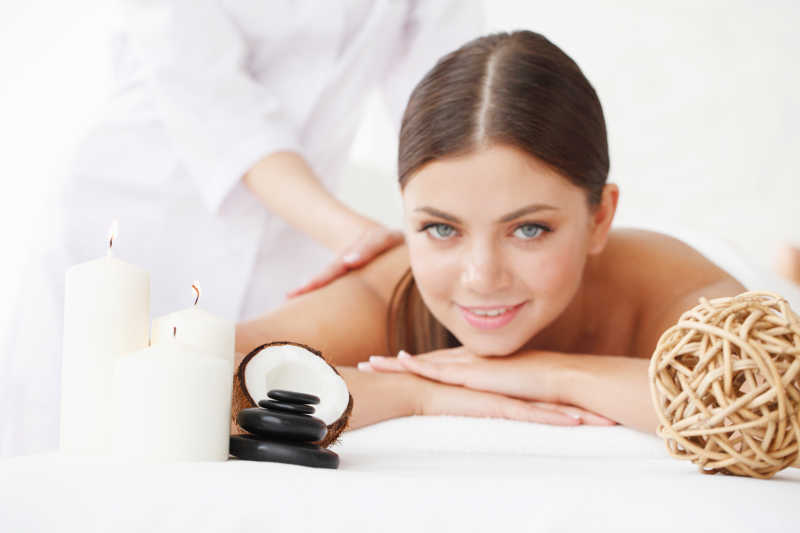 接受推拿按摩的女子