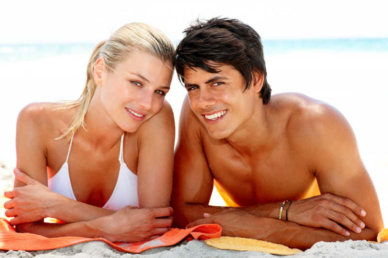 快乐的沙滩休息的男女