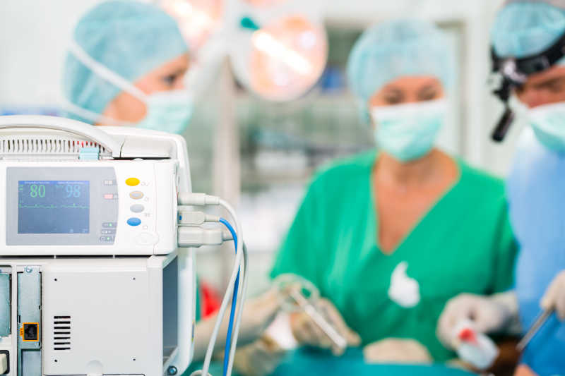 手术室进行外科手术的医疗小组