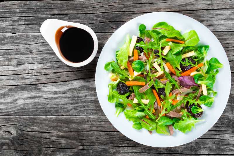 餐桌白色盘子里的沙拉