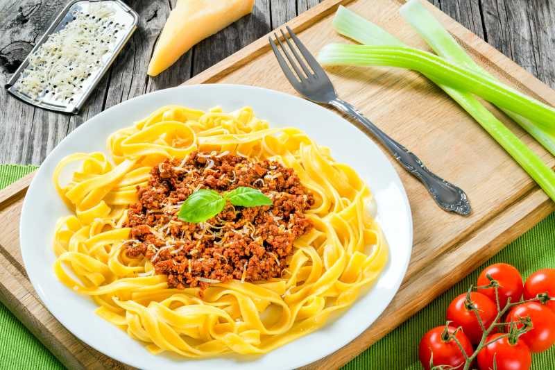 木制砧板上的肉酱烩意大利面