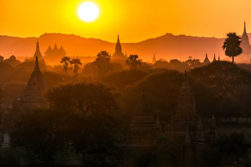 黄昏下的缅甸蒲甘佛塔
