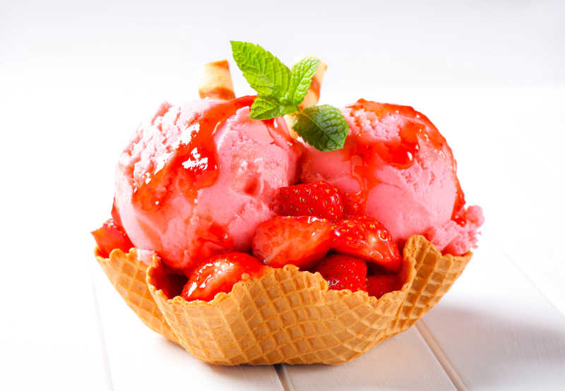 草莓冰淇淋甜品