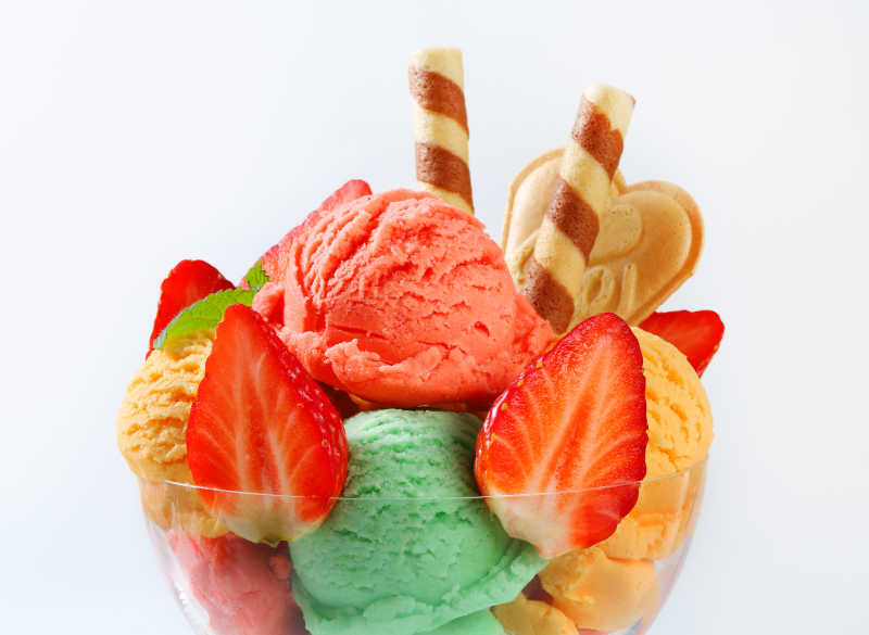 盘子里的草莓冰淇淋甜品