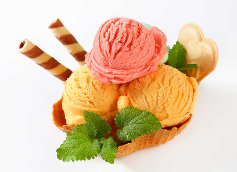 不同口味的冰淇淋甜品