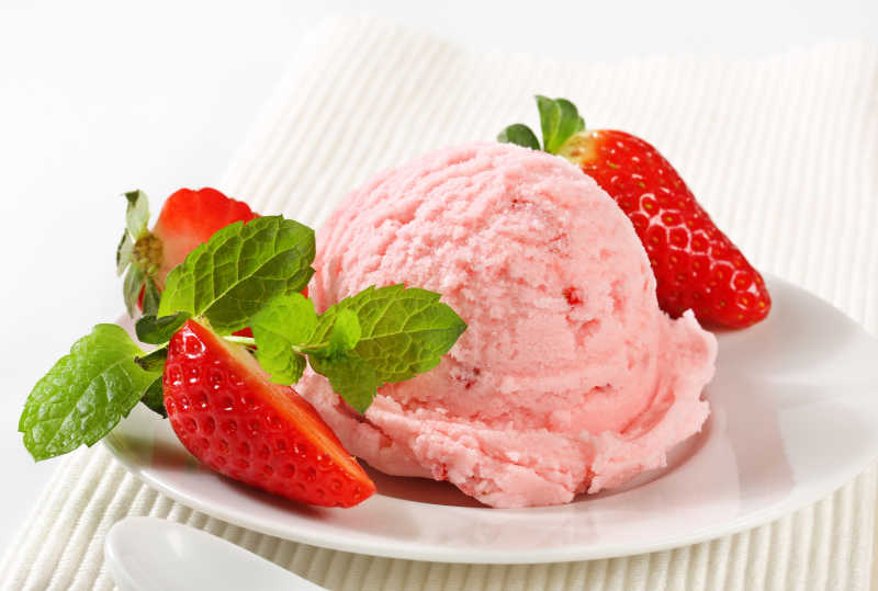 草莓的冰淇淋甜品