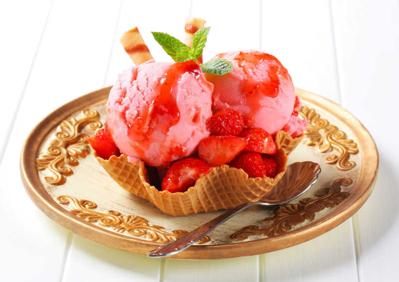 精致的草莓冰淇淋甜品