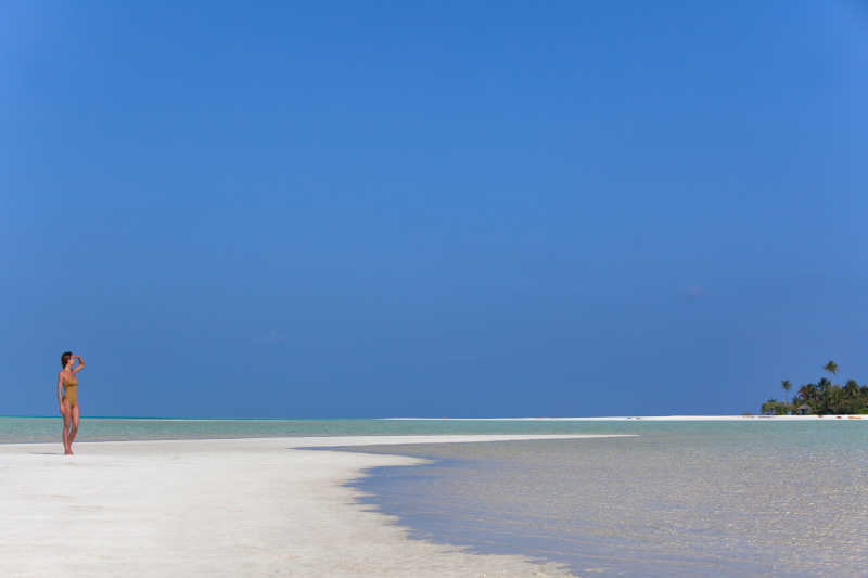 站在海滩上的美女