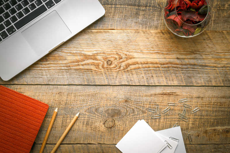 办公桌上的笔记本和笔