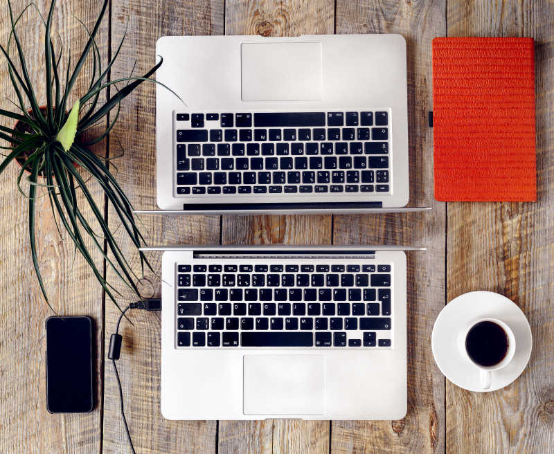 桌子上放着的两个笔记本