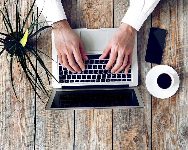 正在使用笔记本的男人