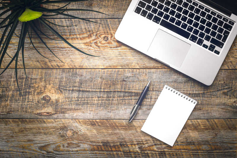 木桌上的笔记本