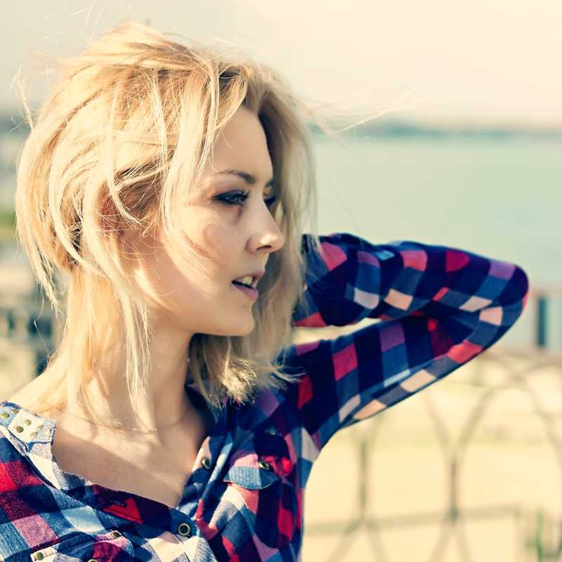 户外的金发美女