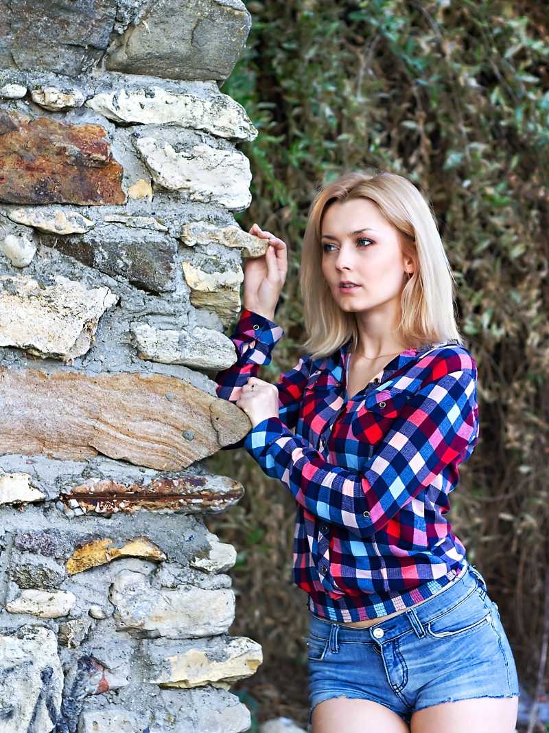 岩石旁的金发美女