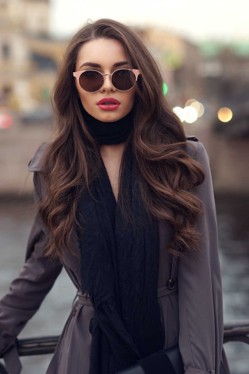 户外性感时尚的美女模特