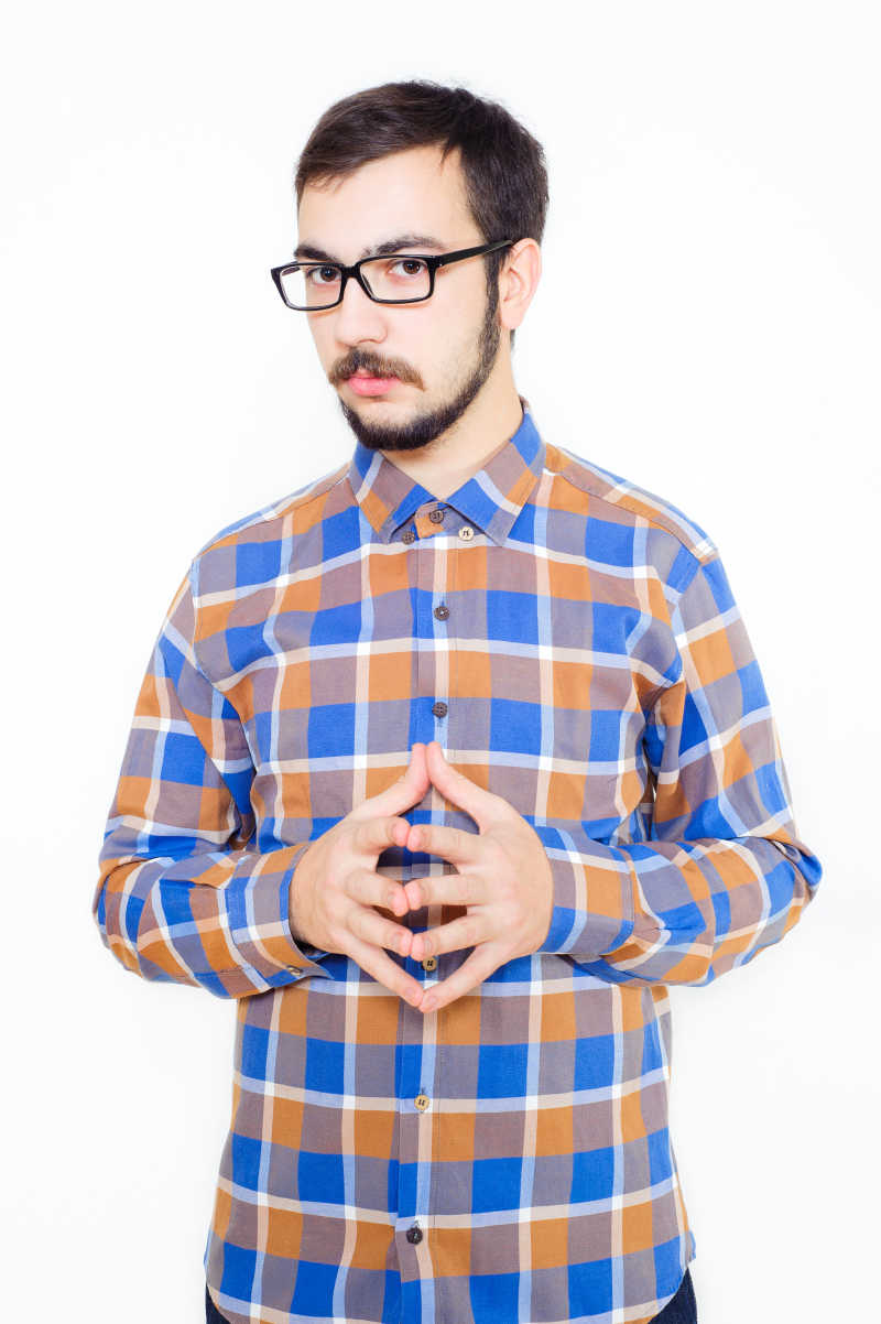 盯着前方的年轻人