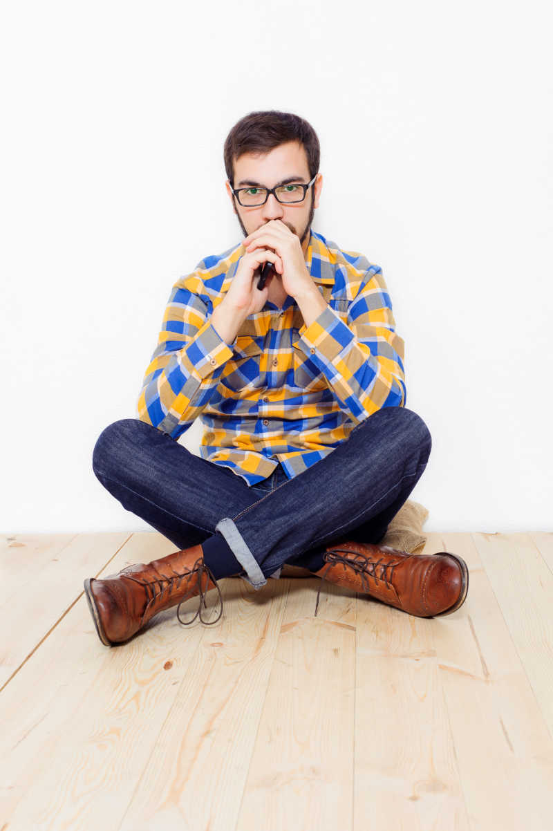 倚靠在墙壁上思考的年轻人