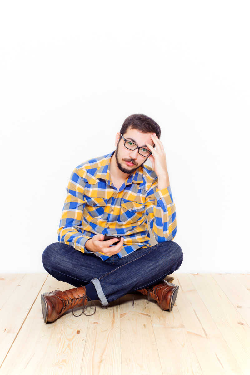 陷入沉思的中年人