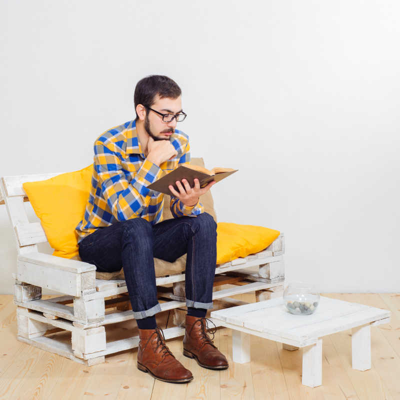 坐在工作室看书的年轻人