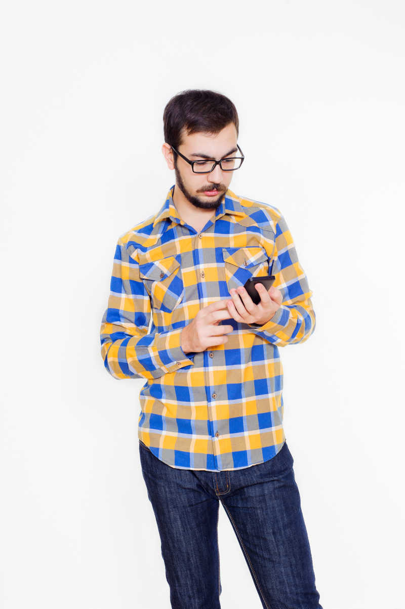 在工作室里查阅信件的年轻人