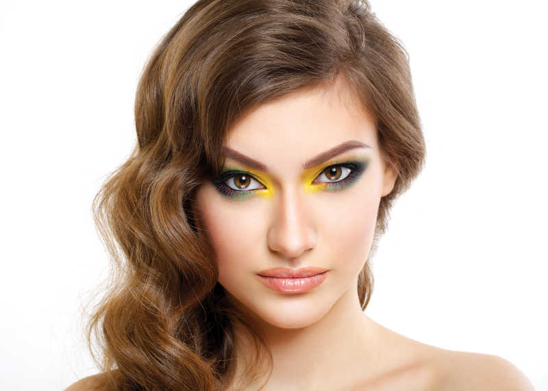 金色卷发的画眼影美女