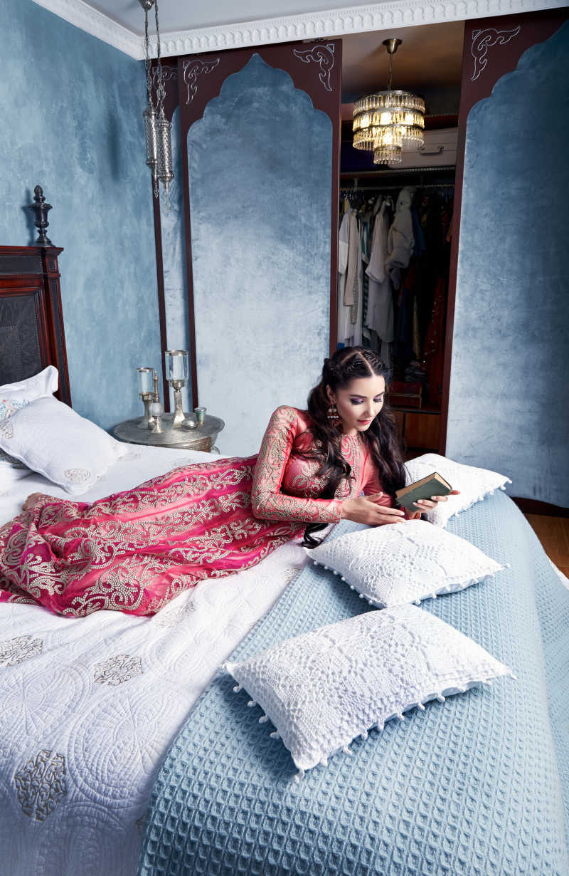 美女在床上看书