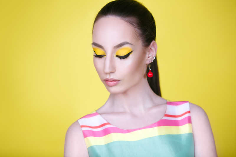 在黄色背景下的灭女化着妆