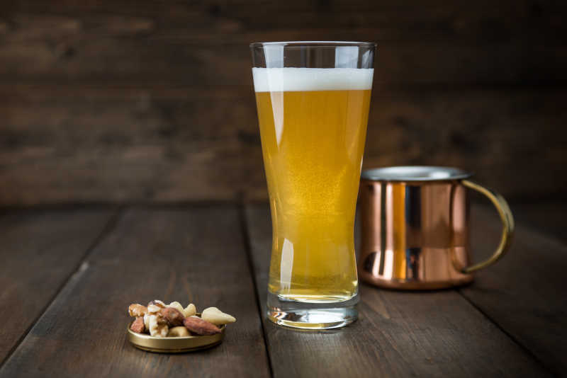 桌上的啤酒和小吃